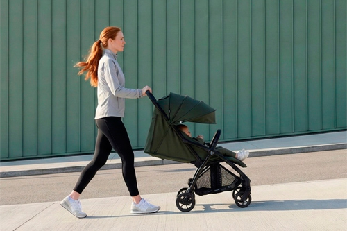madre llevando a su hijo en la silla de paseo M1x de Mast