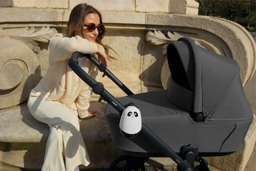 madre al sol sujetando el carrito de bebé Muum de Jané