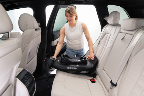 madre instalando base isofix NEXT de Nuna en el coche