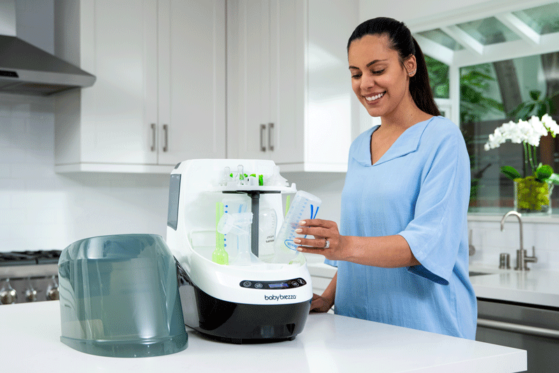 mama usando el lavabiberiones de babybrezza y se ve la disposición para colocarlo