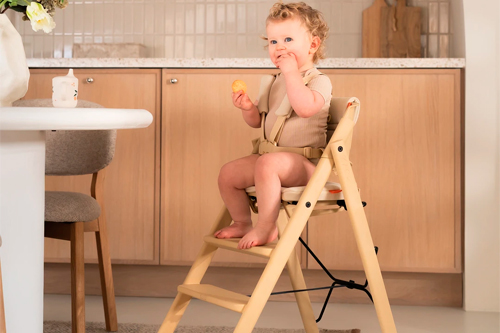 niña en la cocina sentada en la trona Klapp de KAOS con el pack sentado