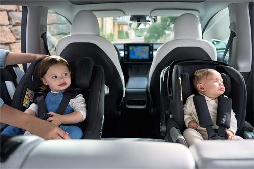 niñas en interior del auto sentadas con el sistema modular kombi de Jané