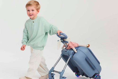 niño llevando la maleta infantil Cabby de Kinderkraft
