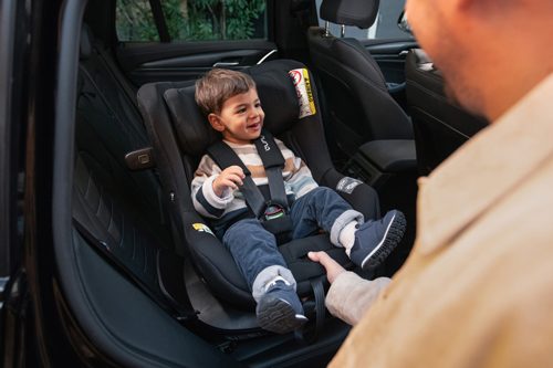 niño sentado en la silla de coche pruu de Nuna