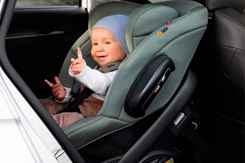 niño sentado en la silla de coche Besafe Stretch 2 a contramarcha