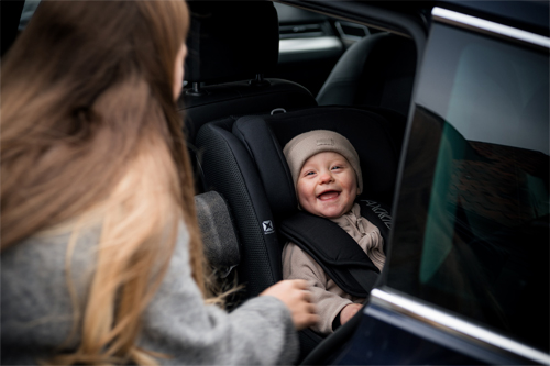 niño sonriendo sentado en la silla de coche para bebé Axkid Minikid Core