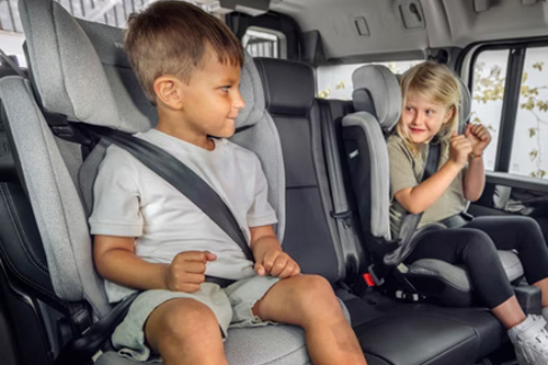 niños en interior de vehículo sentados en la silla de coche para grupo 2-3 Palm de Thule