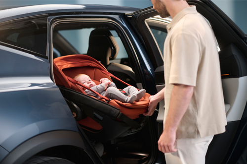 padre extrayendo a su hija que va sobre la silla de coche para bebé Coral Slide Pro de Maxi-Cosi