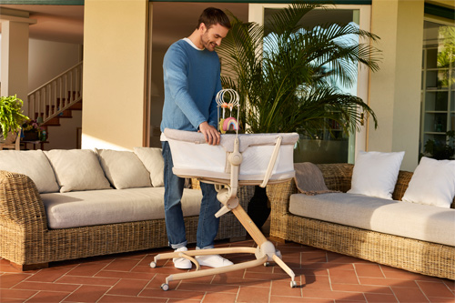 padre mirando a su bebé en la minicuna 4 en 1 baby hug armonia de Chicco