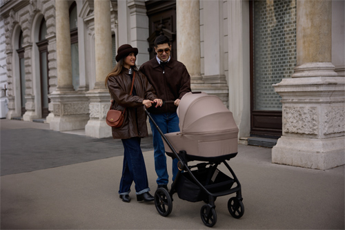 padres paseando por ciudad con el cochecito de bebé Claro de Veniccoi