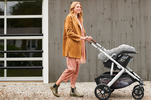 madre paseando con el cochecito mesa con el saco para grupo 0 de uppababy