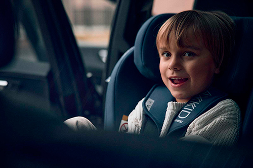 niño sobre la silla de coche axkid inikid 4 pro en interior de auto