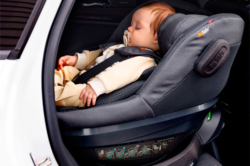 niña en la silla de coche besafe beyond 2 360 B