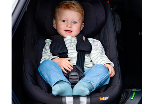 niño hacia la puerta del coche en la silla beyond 2 B de Besafe