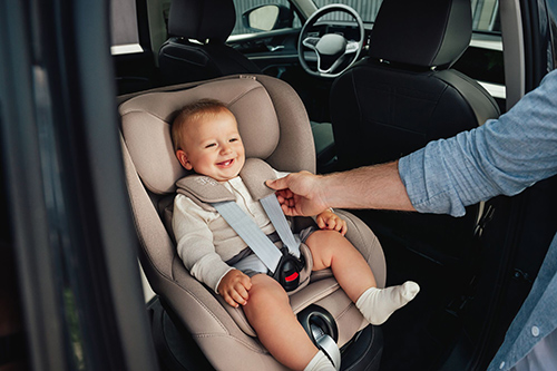 niño sentado en la silla de coche britax römer dualfix pro