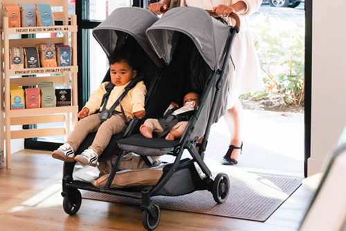 dos niños en la silla de paseo gemelar minu duo de uppababy