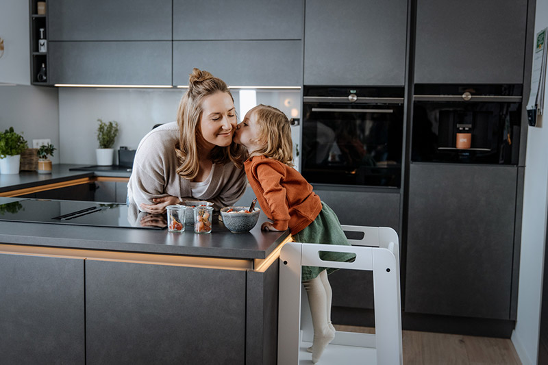 torre de aprendizaje para niños de hauck en cocina